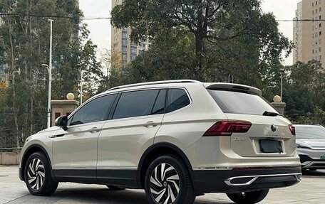 Volkswagen Tiguan II, 2022 год, 3 150 000 рублей, 2 фотография