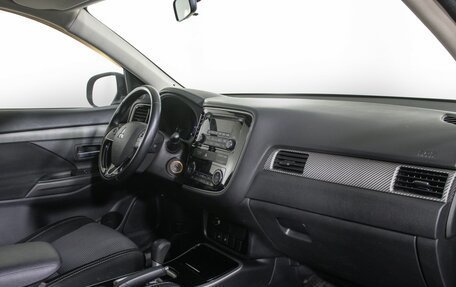 Mitsubishi Outlander III рестайлинг 3, 2018 год, 1 997 000 рублей, 11 фотография
