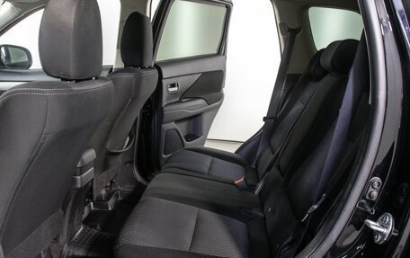 Mitsubishi Outlander III рестайлинг 3, 2018 год, 1 997 000 рублей, 12 фотография