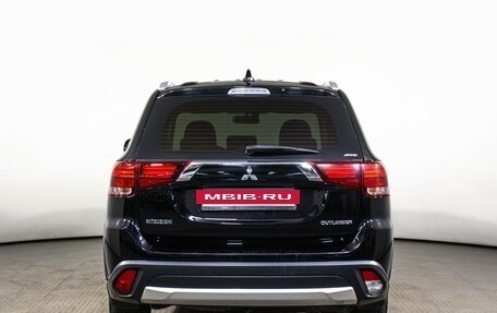 Mitsubishi Outlander III рестайлинг 3, 2018 год, 1 997 000 рублей, 6 фотография
