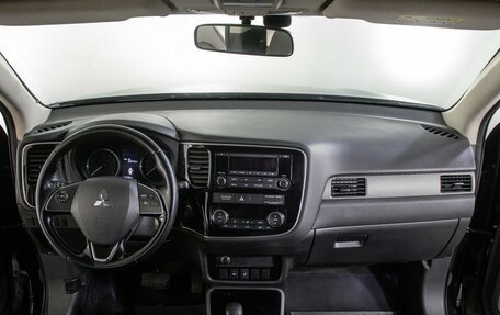 Mitsubishi Outlander III рестайлинг 3, 2018 год, 1 997 000 рублей, 14 фотография