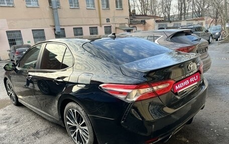 Toyota Camry, 2018 год, 2 396 000 рублей, 2 фотография