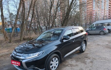 Mitsubishi Outlander III рестайлинг 3, 2018 год, 2 000 000 рублей, 2 фотография