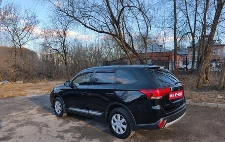 Mitsubishi Outlander III рестайлинг 3, 2018 год, 2 000 000 рублей, 10 фотография