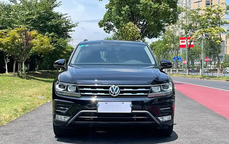 Volkswagen Tiguan II, 2020 год, 2 090 000 рублей, 2 фотография