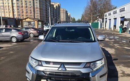 Mitsubishi Outlander III рестайлинг 3, 2019 год, 2 150 000 рублей, 1 фотография