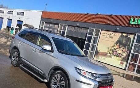 Mitsubishi Outlander III рестайлинг 3, 2019 год, 2 150 000 рублей, 3 фотография