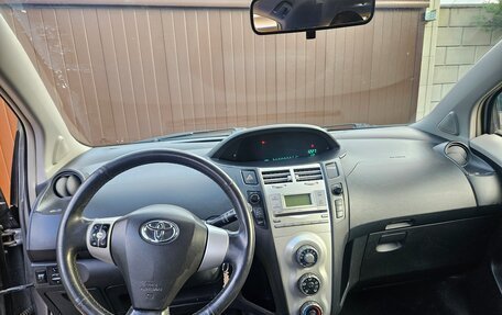 Toyota Yaris III рестайлинг, 2006 год, 400 000 рублей, 14 фотография