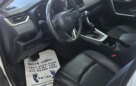 Toyota RAV4, 2021 год, 2 750 000 рублей, 6 фотография