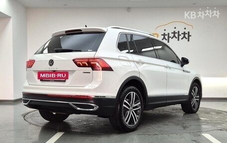 Volkswagen Tiguan II, 2022 год, 3 300 275 рублей, 2 фотография