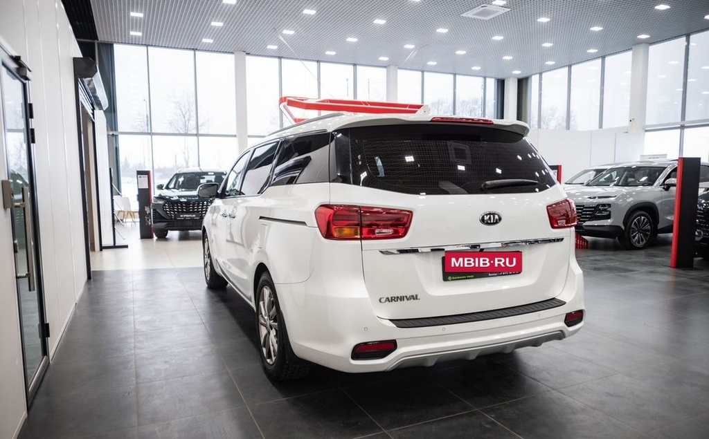 KIA Carnival, 2018 год, 3 330 000 рублей, 8 фотография