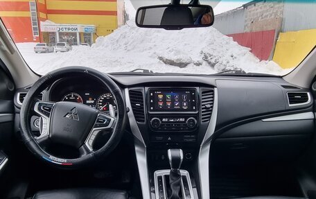 Mitsubishi Pajero Sport III рестайлинг, 2017 год, 2 600 000 рублей, 11 фотография