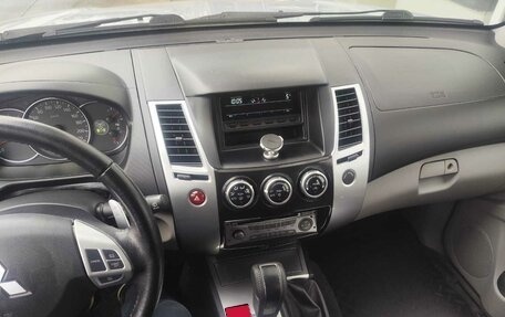 Mitsubishi Pajero Sport II рестайлинг, 2012 год, 2 368 000 рублей, 2 фотография