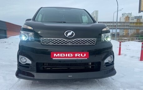 Toyota Voxy II, 2012 год, 1 975 000 рублей, 2 фотография