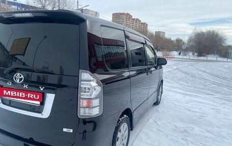 Toyota Voxy II, 2012 год, 1 975 000 рублей, 4 фотография