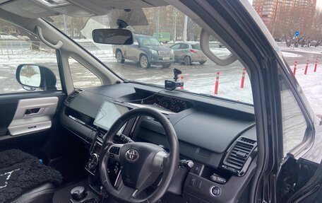 Toyota Voxy II, 2012 год, 1 975 000 рублей, 11 фотография