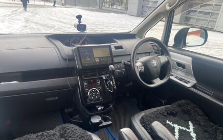 Toyota Voxy II, 2012 год, 1 975 000 рублей, 13 фотография