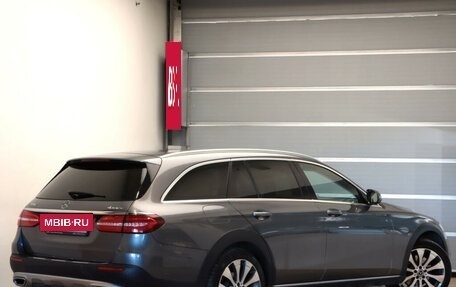 Mercedes-Benz E-Класс, 2017 год, 3 300 000 рублей, 4 фотография