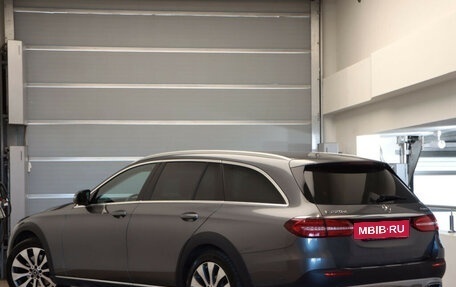 Mercedes-Benz E-Класс, 2017 год, 3 300 000 рублей, 6 фотография