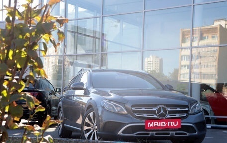 Mercedes-Benz E-Класс, 2017 год, 3 300 000 рублей, 25 фотография