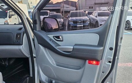 Hyundai Grand Starex Grand Starex I рестайлинг 2, 2019 год, 2 950 000 рублей, 9 фотография