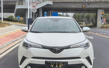 Toyota C-HR I рестайлинг, 2022 год, 1 800 000 рублей, 2 фотография