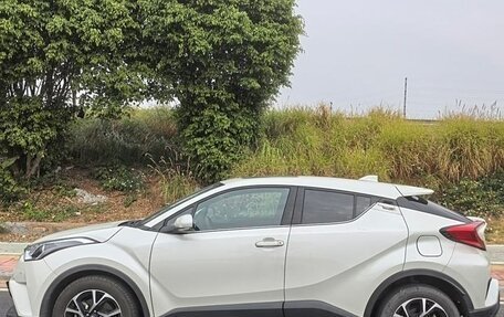 Toyota C-HR I рестайлинг, 2022 год, 1 800 000 рублей, 4 фотография