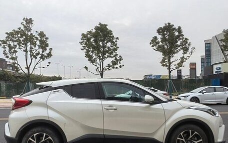 Toyota C-HR I рестайлинг, 2022 год, 1 800 000 рублей, 8 фотография