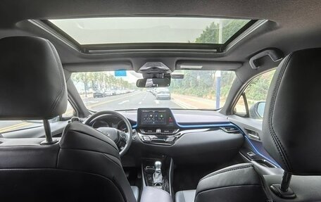 Toyota C-HR I рестайлинг, 2022 год, 1 800 000 рублей, 9 фотография