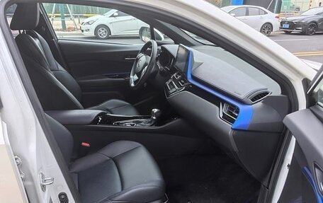Toyota C-HR I рестайлинг, 2022 год, 1 800 000 рублей, 10 фотография