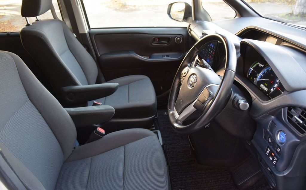 Toyota Noah, 2015 год, 2 080 000 рублей, 11 фотография