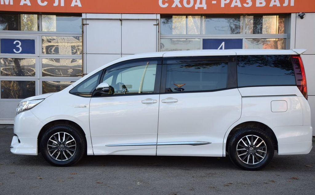 Toyota Noah, 2015 год, 2 080 000 рублей, 8 фотография