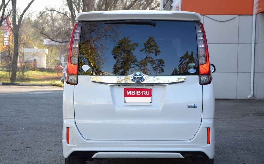 Toyota Noah, 2015 год, 2 080 000 рублей, 6 фотография