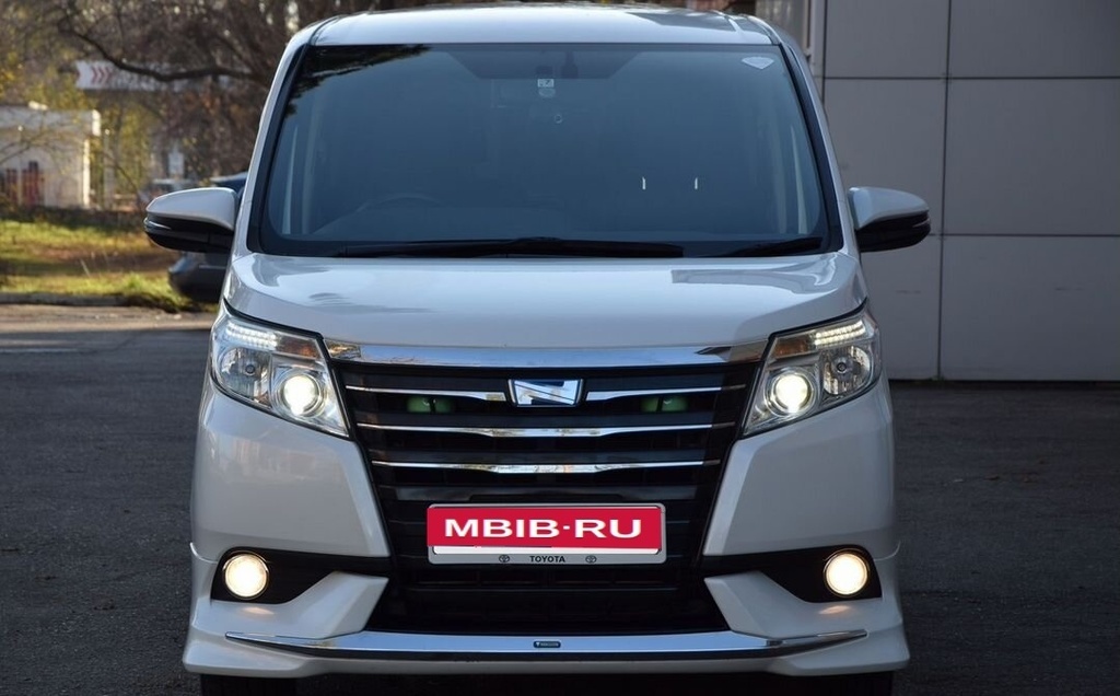 Toyota Noah, 2015 год, 2 080 000 рублей, 3 фотография