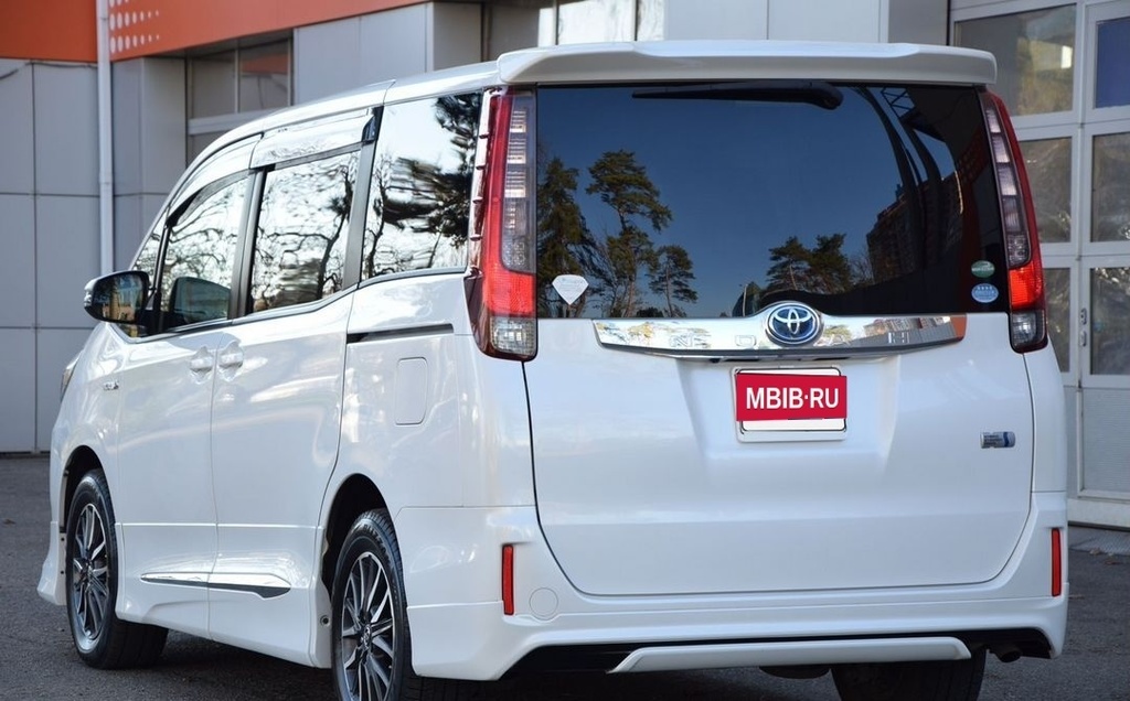 Toyota Noah, 2015 год, 2 080 000 рублей, 5 фотография