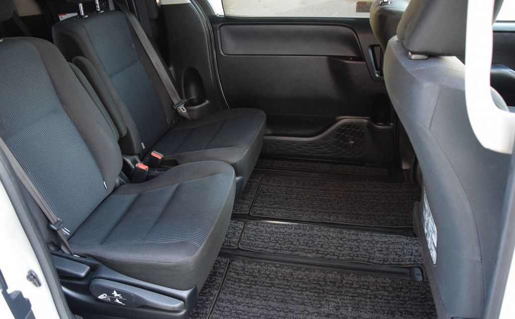 Toyota Noah, 2015 год, 2 080 000 рублей, 12 фотография