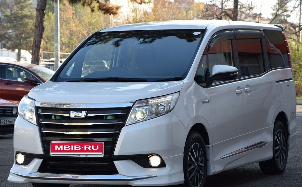 Toyota Noah, 2015 год, 2 080 000 рублей, 2 фотография