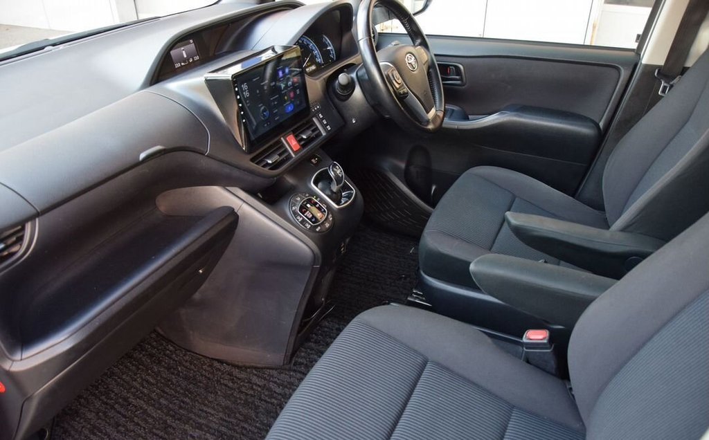 Toyota Noah, 2015 год, 2 080 000 рублей, 17 фотография