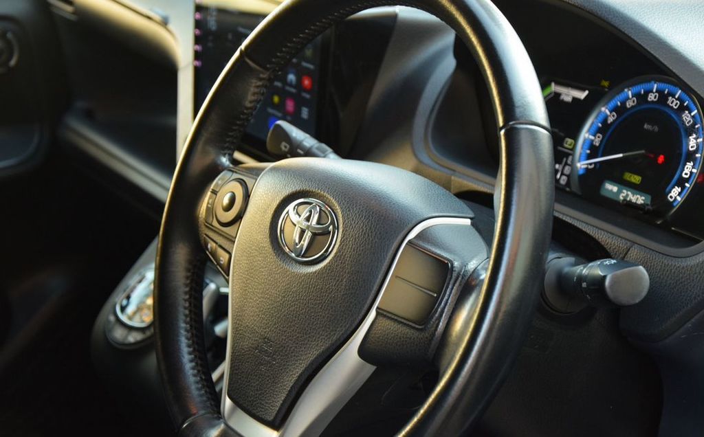 Toyota Noah, 2015 год, 2 080 000 рублей, 20 фотография