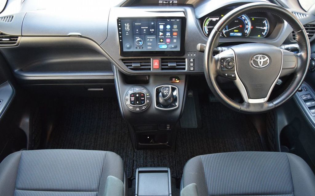 Toyota Noah, 2015 год, 2 080 000 рублей, 14 фотография