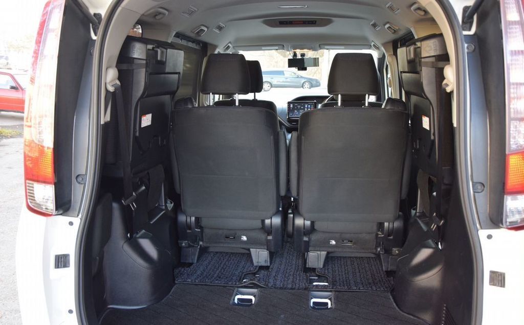 Toyota Noah, 2015 год, 2 080 000 рублей, 16 фотография