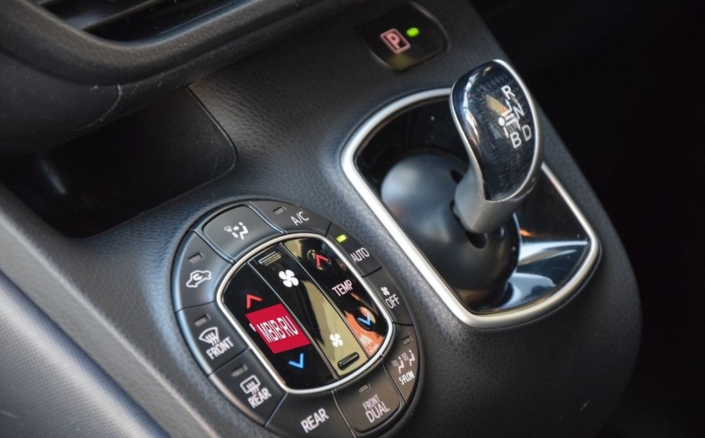 Toyota Noah, 2015 год, 2 080 000 рублей, 18 фотография