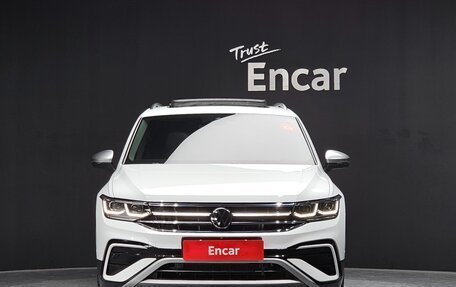 Volkswagen Tiguan II, 2022 год, 2 700 000 рублей, 2 фотография