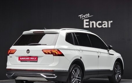 Volkswagen Tiguan II, 2022 год, 2 700 000 рублей, 3 фотография