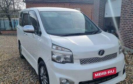 Toyota Voxy II, 2011 год, 1 800 000 рублей, 1 фотография