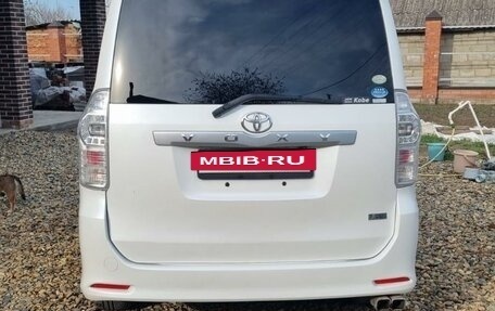 Toyota Voxy II, 2011 год, 1 800 000 рублей, 2 фотография