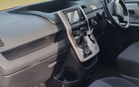 Toyota Voxy II, 2011 год, 1 800 000 рублей, 10 фотография