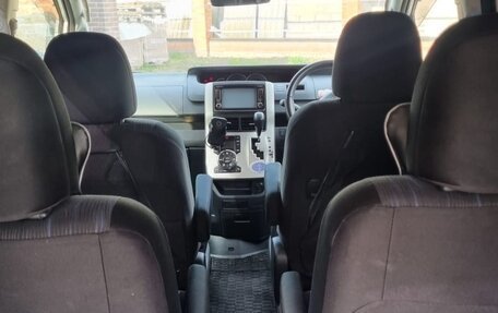 Toyota Voxy II, 2011 год, 1 800 000 рублей, 9 фотография