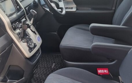 Toyota Voxy II, 2011 год, 1 800 000 рублей, 11 фотография