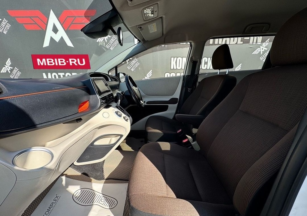 Toyota Sienta, 2017 год, 1 680 000 рублей, 9 фотография